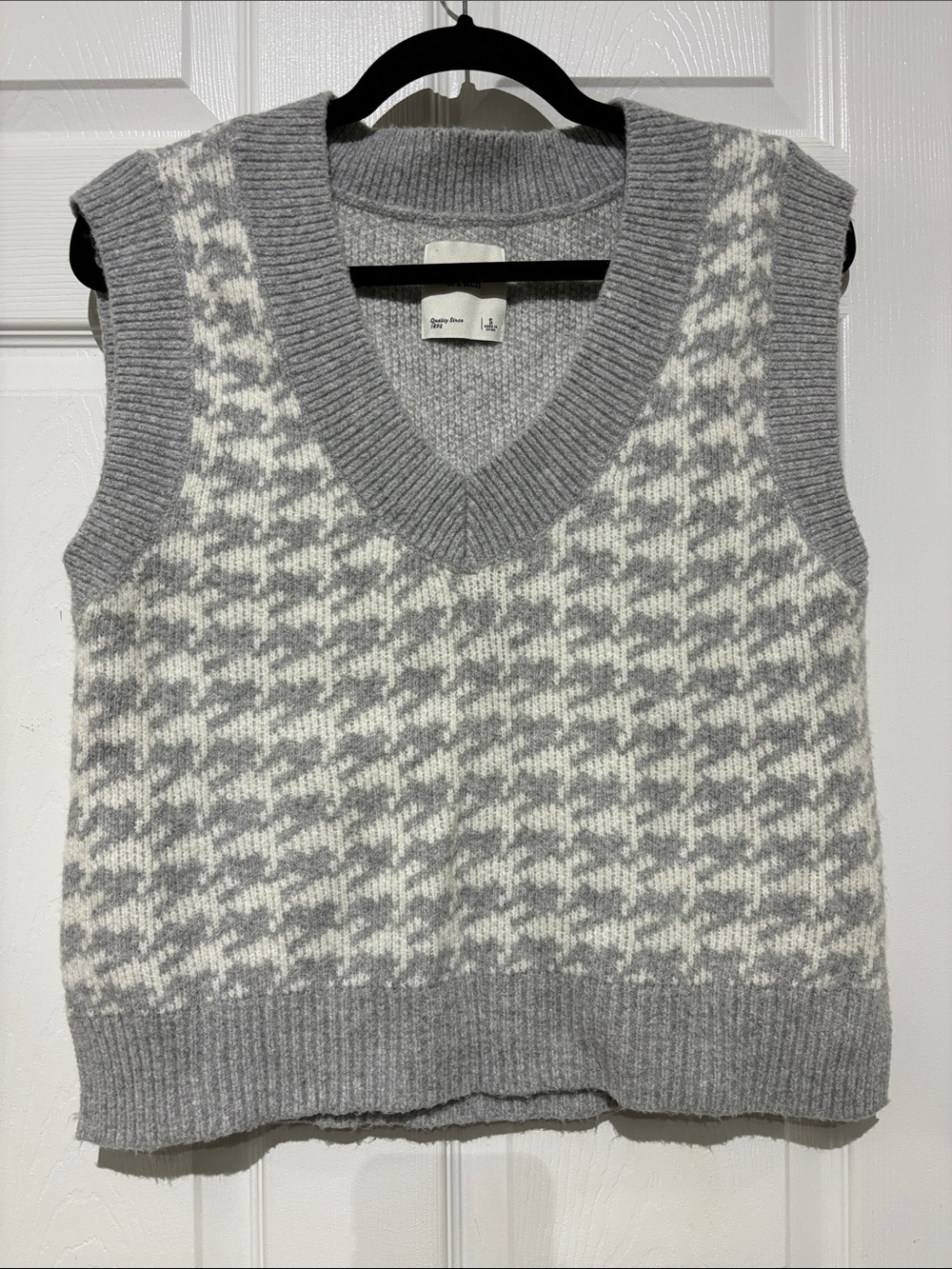 Abercrombie & Fitch Grey and White Houndstooth Knit Sweater Vest